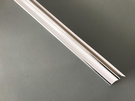दो रजत लाइनों के साथ 9 मिमी / 10 मिमी बड़ा आकार सफेद पीवीसी एक्सट्रूज़न प्रोफाइल