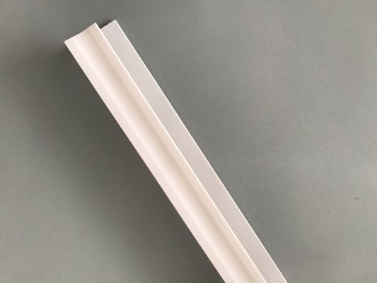 पीवीसी पैनलों की स्थापना के लिए पीवीसी सामान सफेद पीवीसी प्रोफाइल-यू चमकदार मुद्रण एक्सट्रूडेड प्लास्टिक यू चैनल वाटरप्रूफ यूवी सुरक्षा