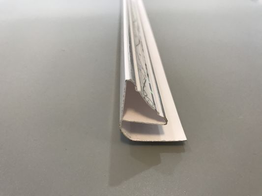5.95 मीटर चमकदार भाग के साथ अनुकूलित शीर्ष कॉर्निस प्लास्टिक कोने प्रोफाइल सफेद